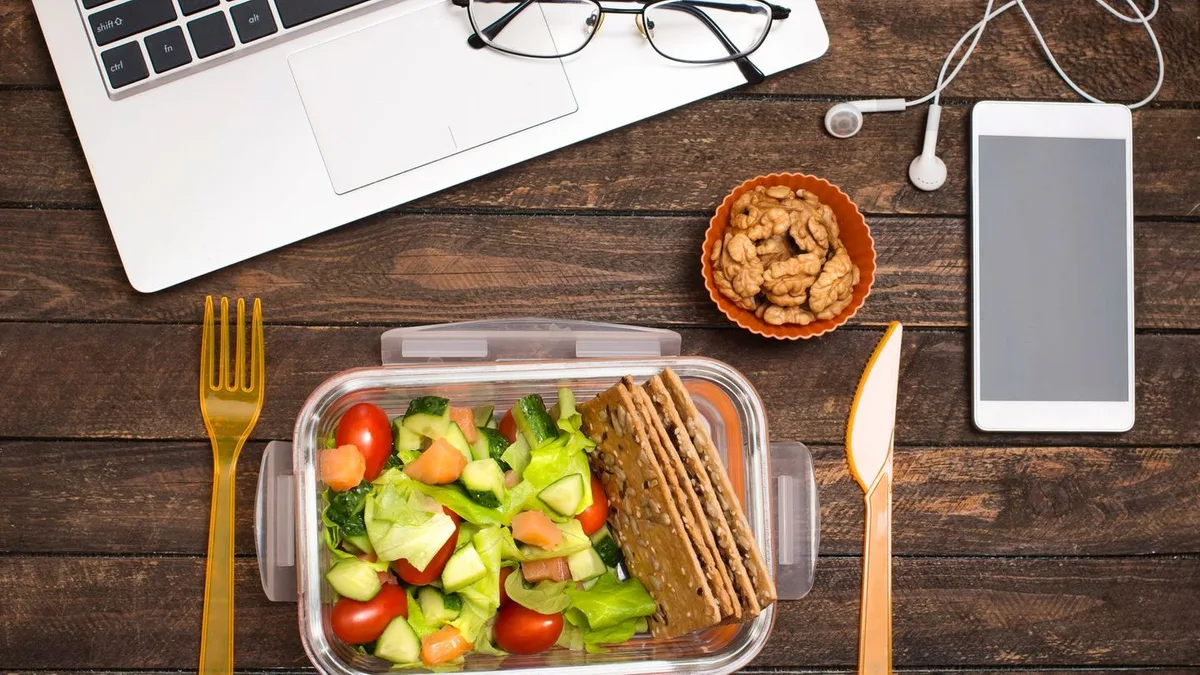 Ausgewogene Mahlzeiten: Mittagspause, aber richtig: Wie Sie sich auch im Büro gesund ernähren