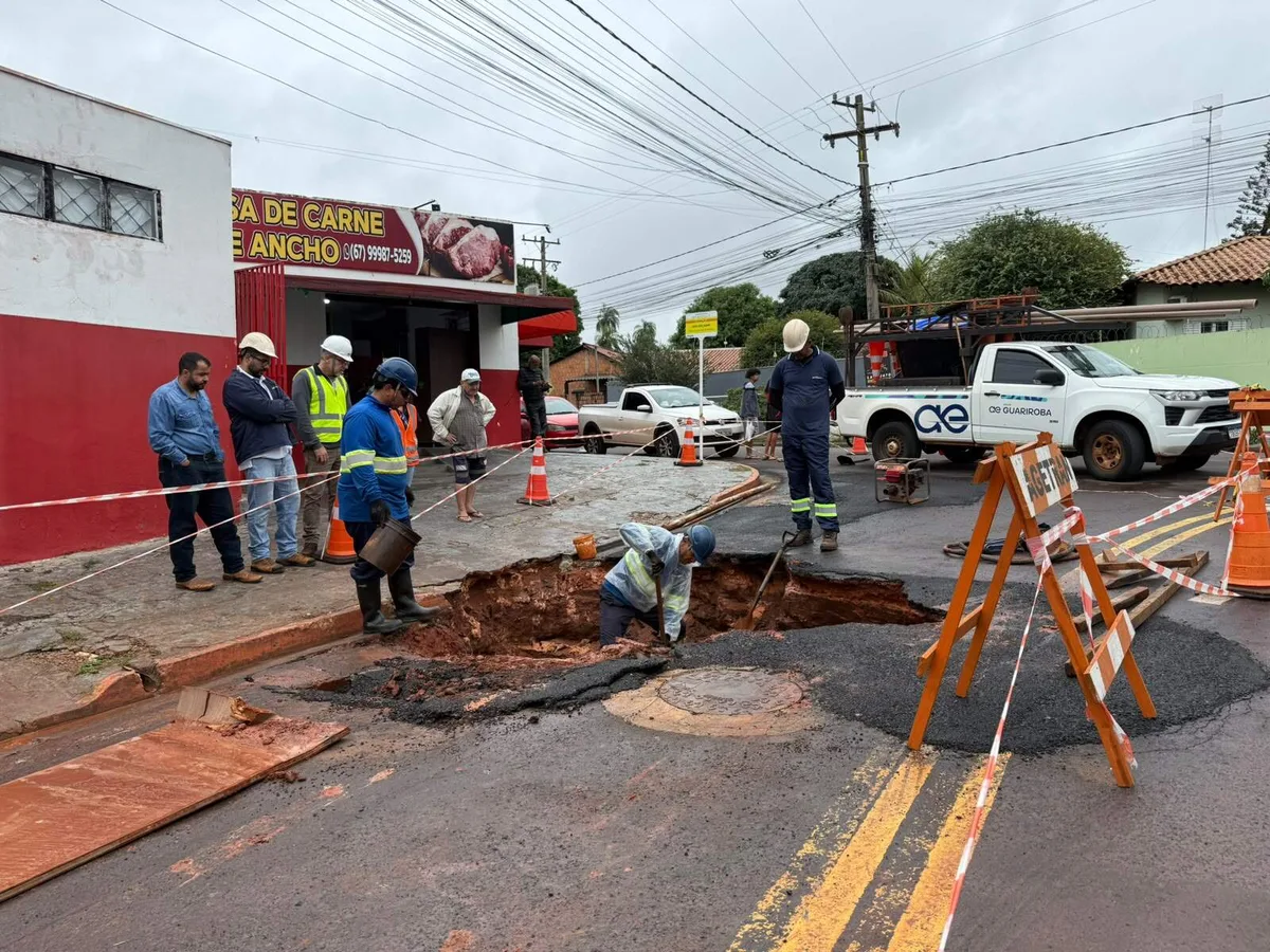 Carro é retirado de cratera e MSGÁS apura o que fez asfalto ceder