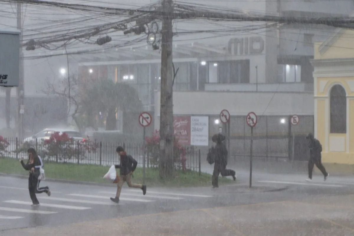 Após trégua, chuva volta com tudo ao Paraná; veja a previsão para o fim de semana