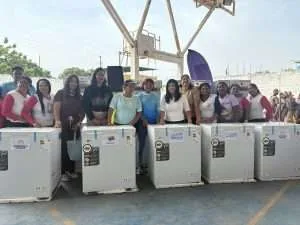Entregan equipos de cocina a 37 planteles de Barcelona