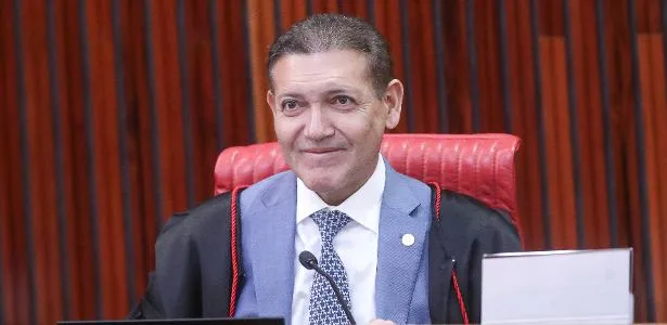 TSE deve multar Flávio por IA e alinhar julgamento sobre pesquisa suspensa