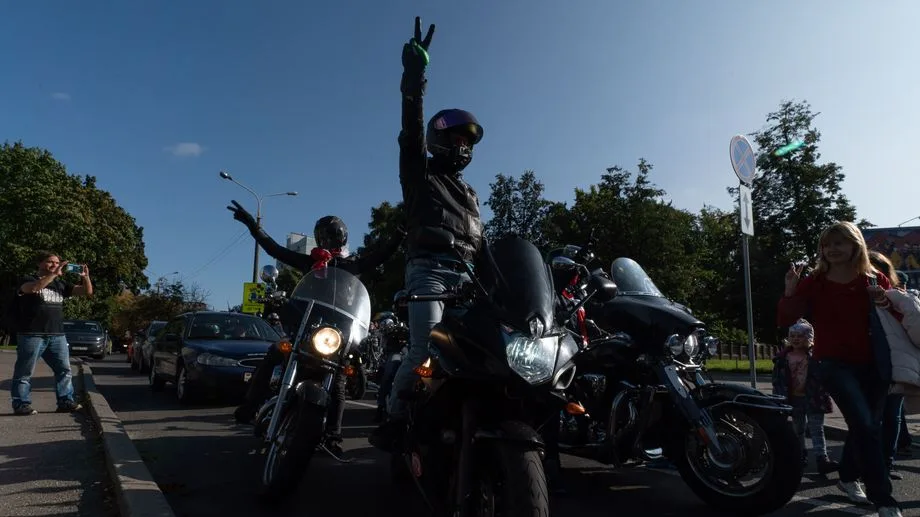 VIDÉO - Signe V, jambe tendue, casque à terre : que signifient les gestes que font les motards sur la route ?