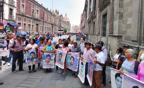 Caso Ayotzinapa: llegan a Palacio Nacional familiares de los 43 desaparecidos; se reúnen con Sheinbaum