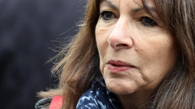 Ex-autarca de Paris admite "falhanço" das instituições nos abusos sexuais