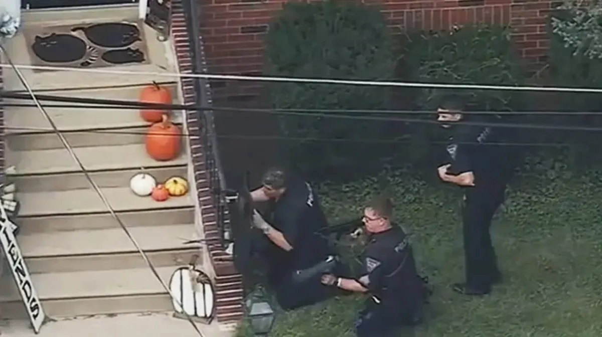 Horror en Estados Unidos: un hombre asesinó a su hermana en la puerta de su casa y se mató