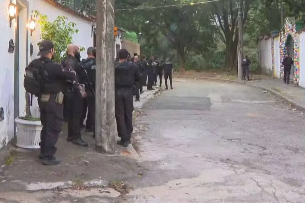 Operação mira quadrilha do Comando Vermelho que sequestrava e extorquia comerciantes no RJ