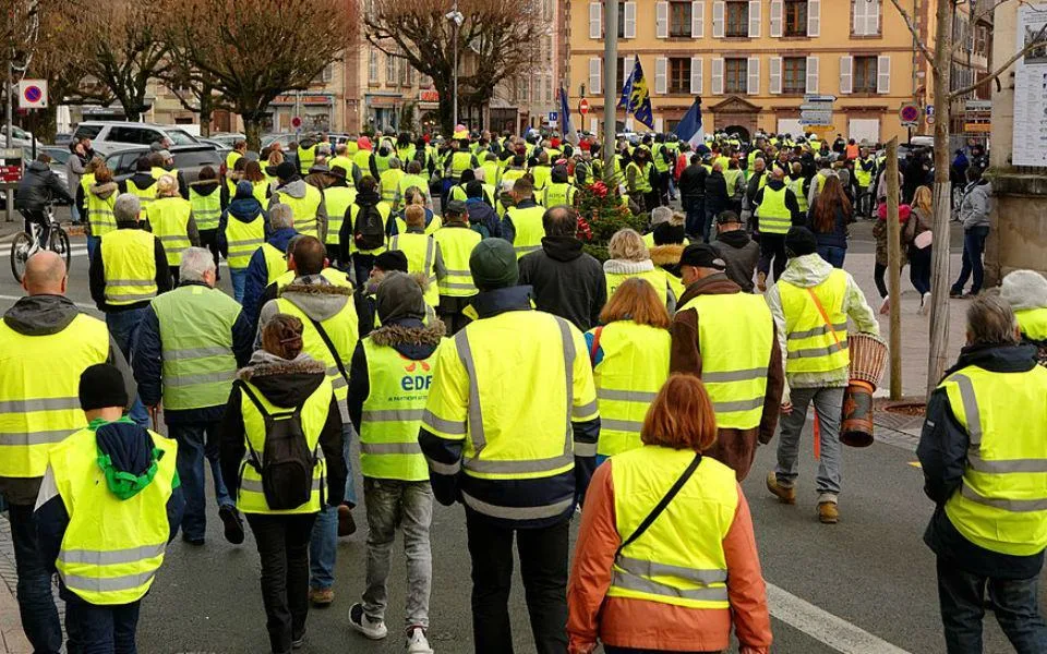 Dezenas de pessoas detidas em França em dia de novos protestos