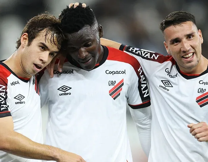 Com dois de Viveros, Athletico-PR vence o Botafogo e cola no Flamengo