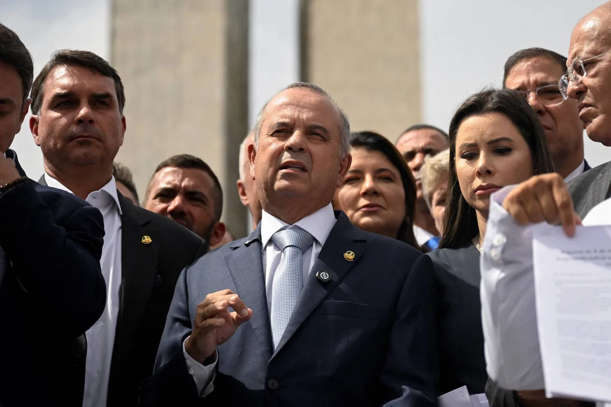 Flávio Bolsonaro enviará nova regra fiscal ao Congresso, mas só explicará depois, diz coordenador