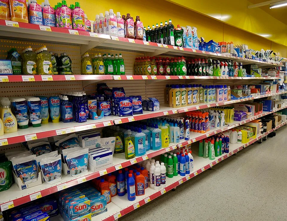 12 produtos de limpeza são proibidos pela Anvisa; veja se algum está na sua casa