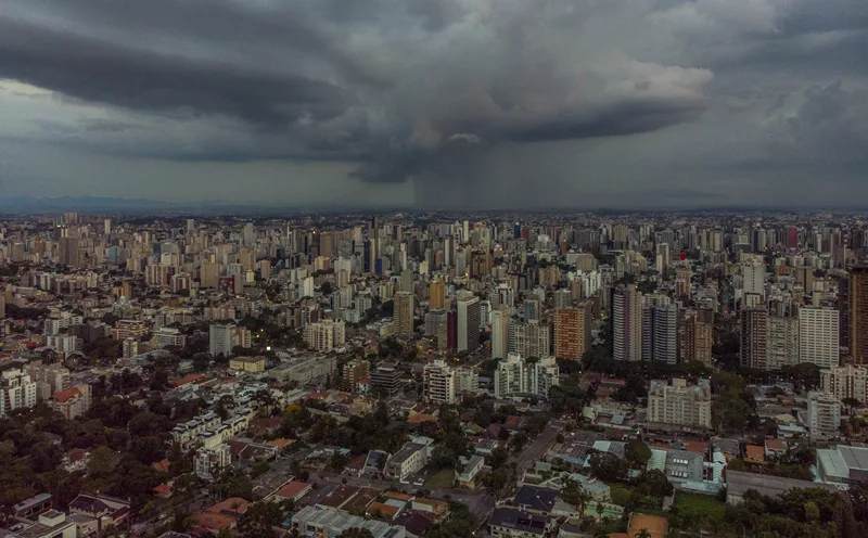Curitiba está em estado de atenção; equipes trabalham para recuperar estragos do temporal
