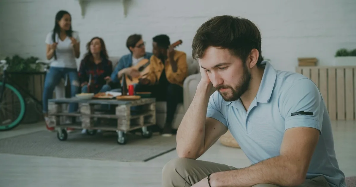 La psicología dice que expresar emociones y reconocer las propias vulnerabilidades puede favorecer la intimidad en una relación. Distintos estudios explican cómo influyen la confianza, la educación emocional y las expectativas sociales sobre los hombres