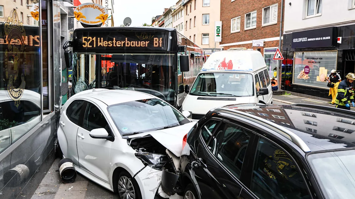 Unfall-Serie in NRW - Bus schiebt Autos wie Dominosteine
