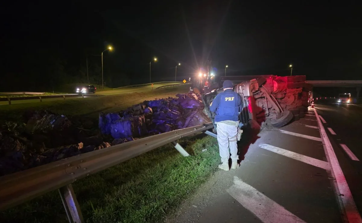 Caminhão carregado com papel tomba na BR-376, motorista é ejetado e encontrado morto embaixo da carga, em Tijucas do Sul