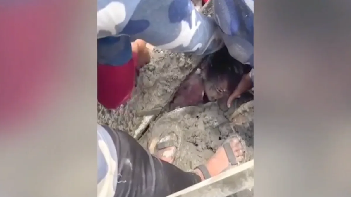 Menina de 6 anos é resgatada com vida após enchente no Nepal