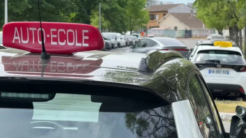 Une hausse de 150 à 200 euros: face à la flambée du carburant, les auto-écoles prévoient d'augmenter leurs tarifs (elles sont exclues des aides gouvernementales)