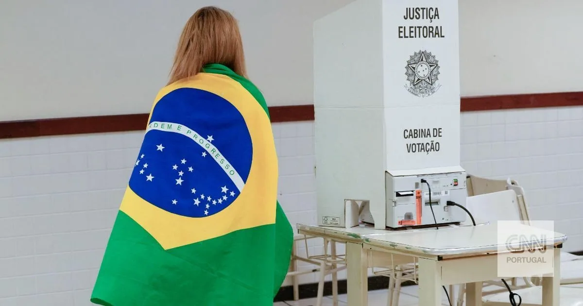 Jovens dividem-se entre Lula e Flávio Bolsonaro a uma semana da segunda volta das eleições no Brasil