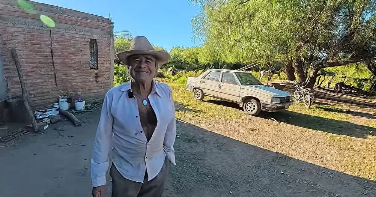 El hombre del monte: a los 67 años vive de su huerta en la casa de ladrillos de adobe que hace a mano en Traslasierra