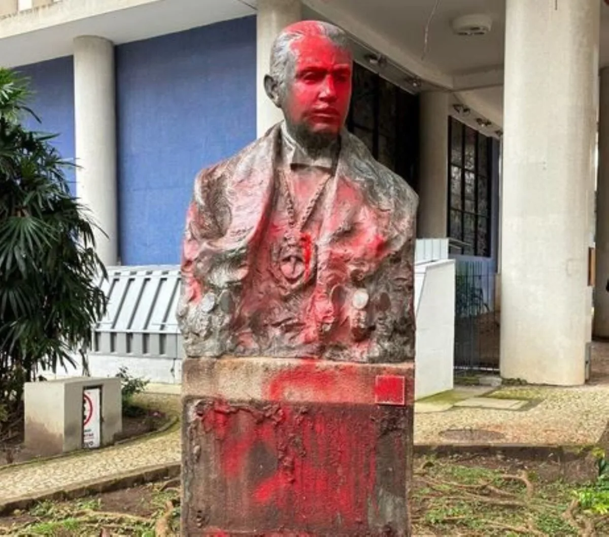 DCE da UFPR picha busto de ex-ministro da Ditadura em Curitiba e exige retirada