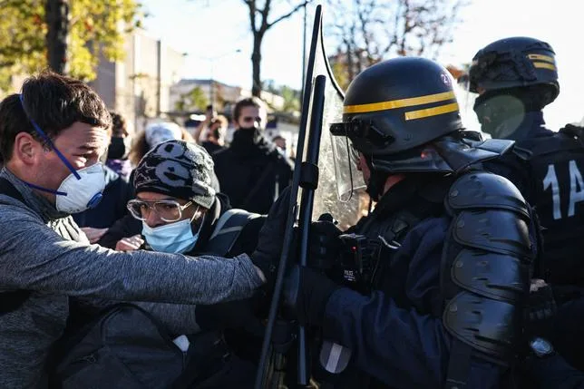 L’Iran dénonce la “violente répression” des manifestations lycéennes en France