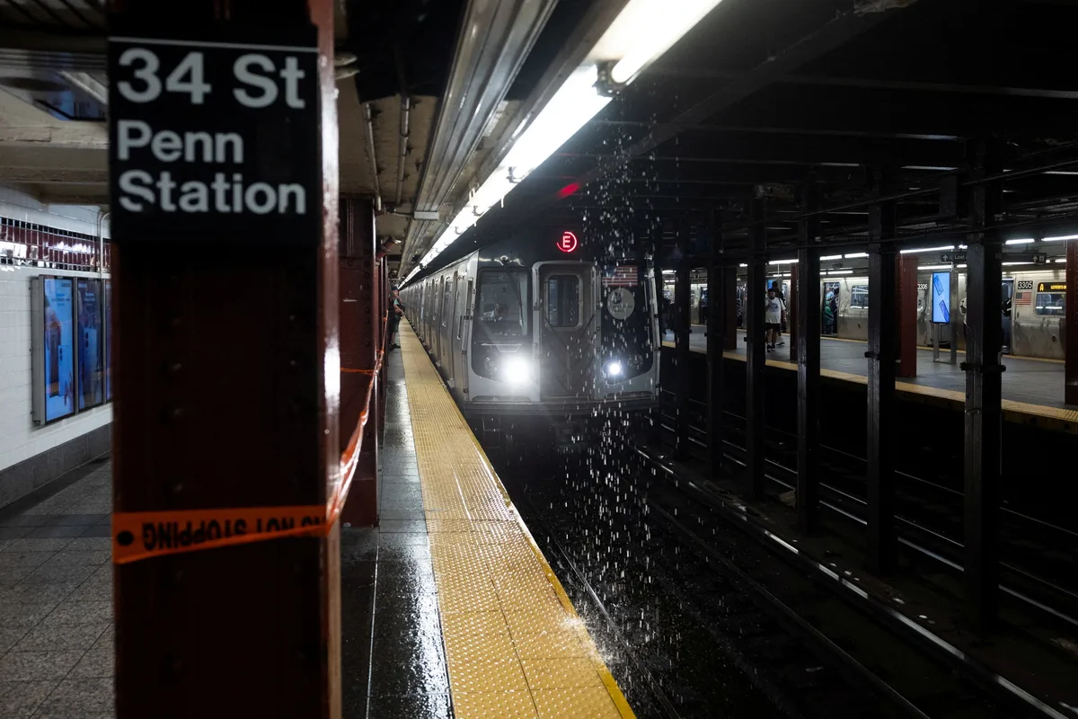 VÍDEO: chuva forte inunda metrô de Nova York