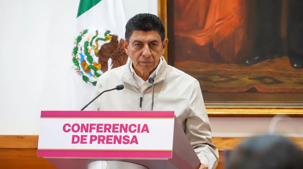 “Gracias a un joven siempre rebelde”: Gobernador de Oaxaca acompaña a estudiante que denunció baños en malas condiciones