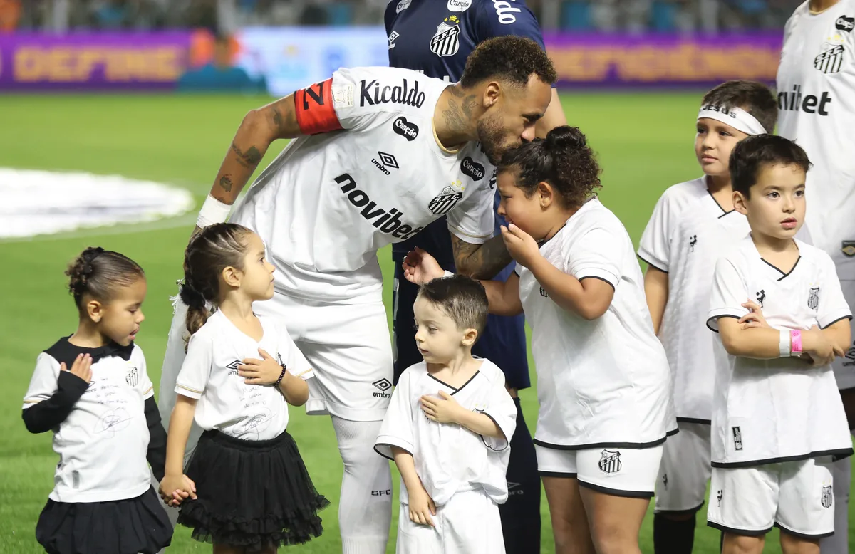 Torcedora do Santos chora ao cantar hino abraçada com Neymar; vídeo