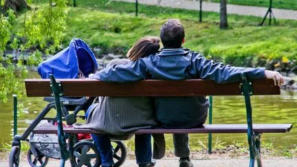"Pas sûr que ça donne envie de faire des enfants" : le congé de naissance, "une véritable aubaine" pour les parents, mais un dispositif "inégalitaire"