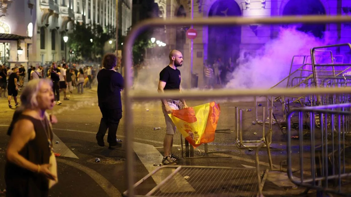 La Policía disuelve la concentración frente al Congreso, que se salda con cuatro detenidos y cuatro policías heridos