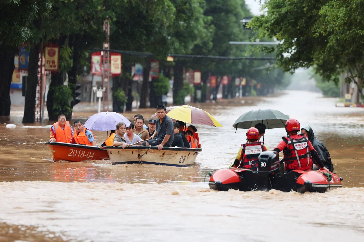 Al menos tres heridos y más de 350 vuelos cancelados por el paso del tifón Saudel en el sur de Japón