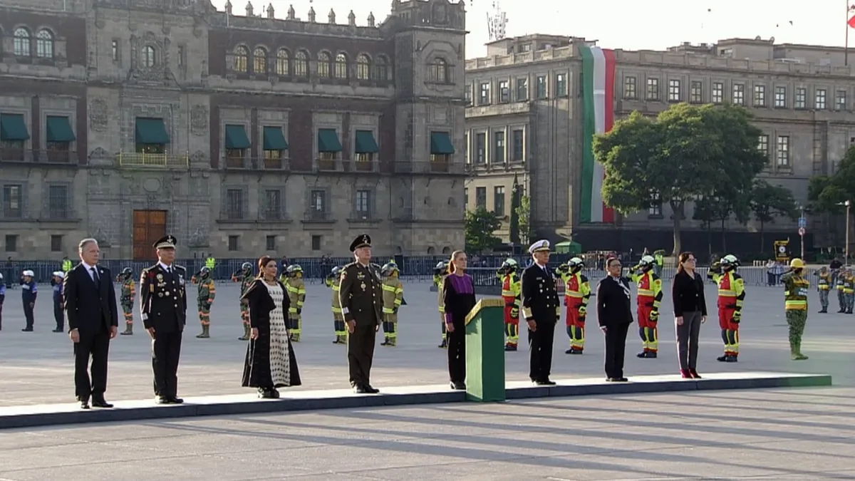 Sheinbaum conmemora 19-S: iza bandera a media asta en Zócalo de CDMX para recordar a víctimas