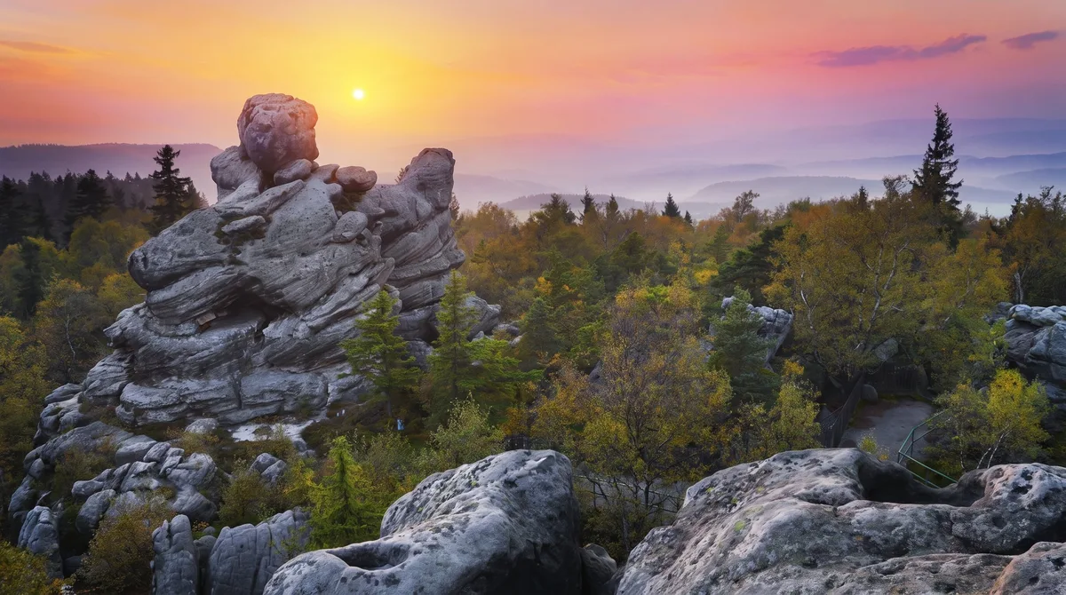 Un mar antiguo, escalones tallados en la roca y 120 kilómetros de senderos: así es el laberinto de las Rocas Errantes de los Montes Mesa, en Polonia
