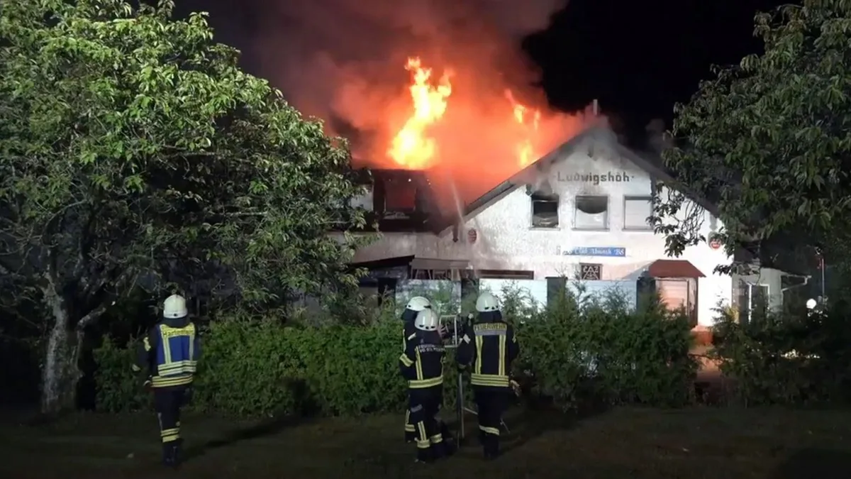 Brand in Freilingen: Feuer in Swingerclub: Gebäude steht in Vollbrand
