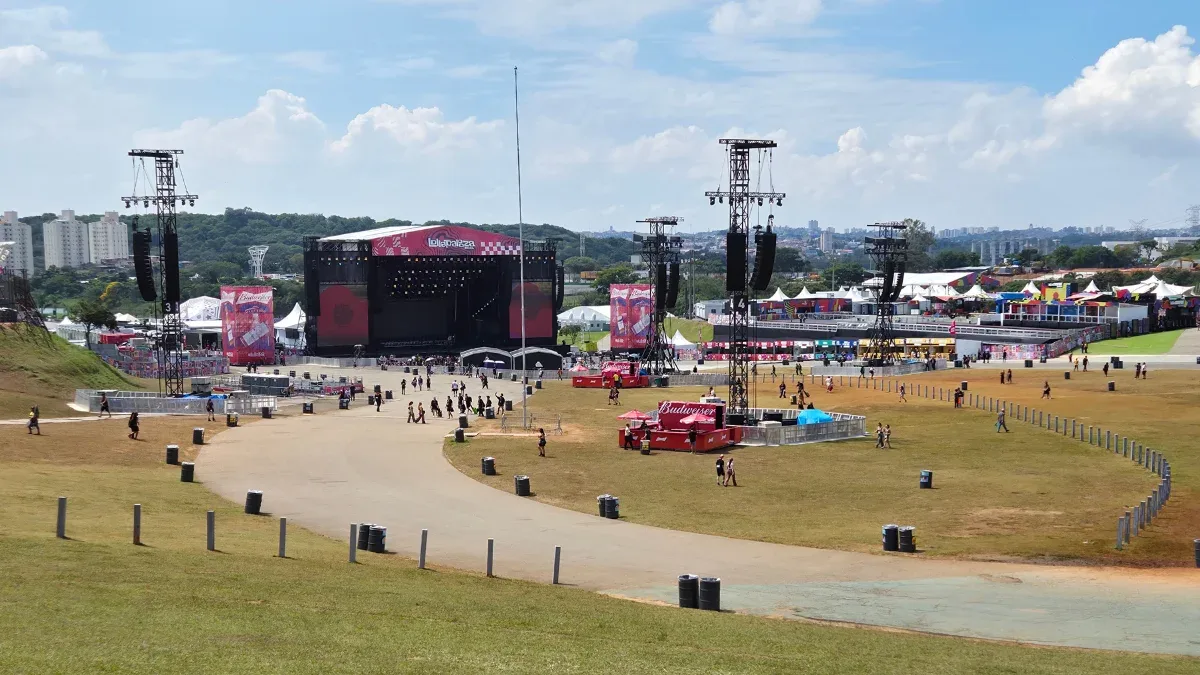 Lollapalooza 2027 anuncia Travis Scott, Charli XCX e The Killers; veja line-up