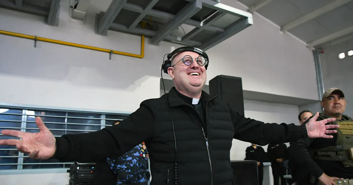 El cura DJ que conquista a los jóvenes llegó a Mendoza con un show solidario, a un mes de la visita del Papa León XIV