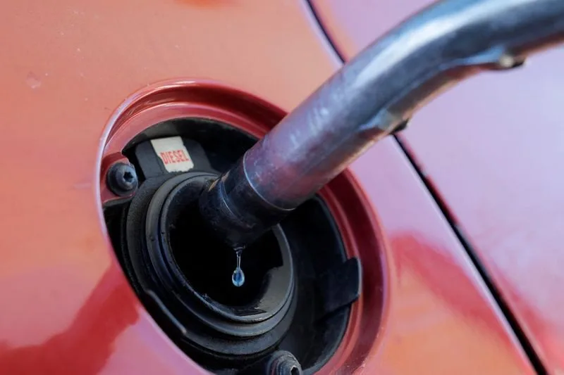 El diésel tendrá desde el martes cuatro veces más rebaja fiscal que la gasolina