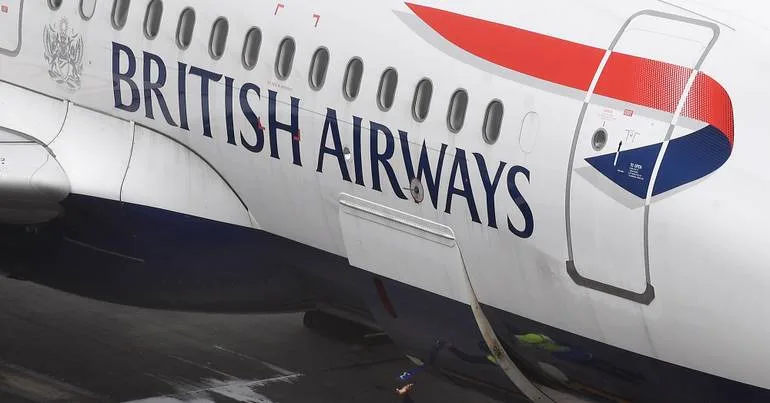 Voo com destino a Faro regressa a Londres após janela rachar