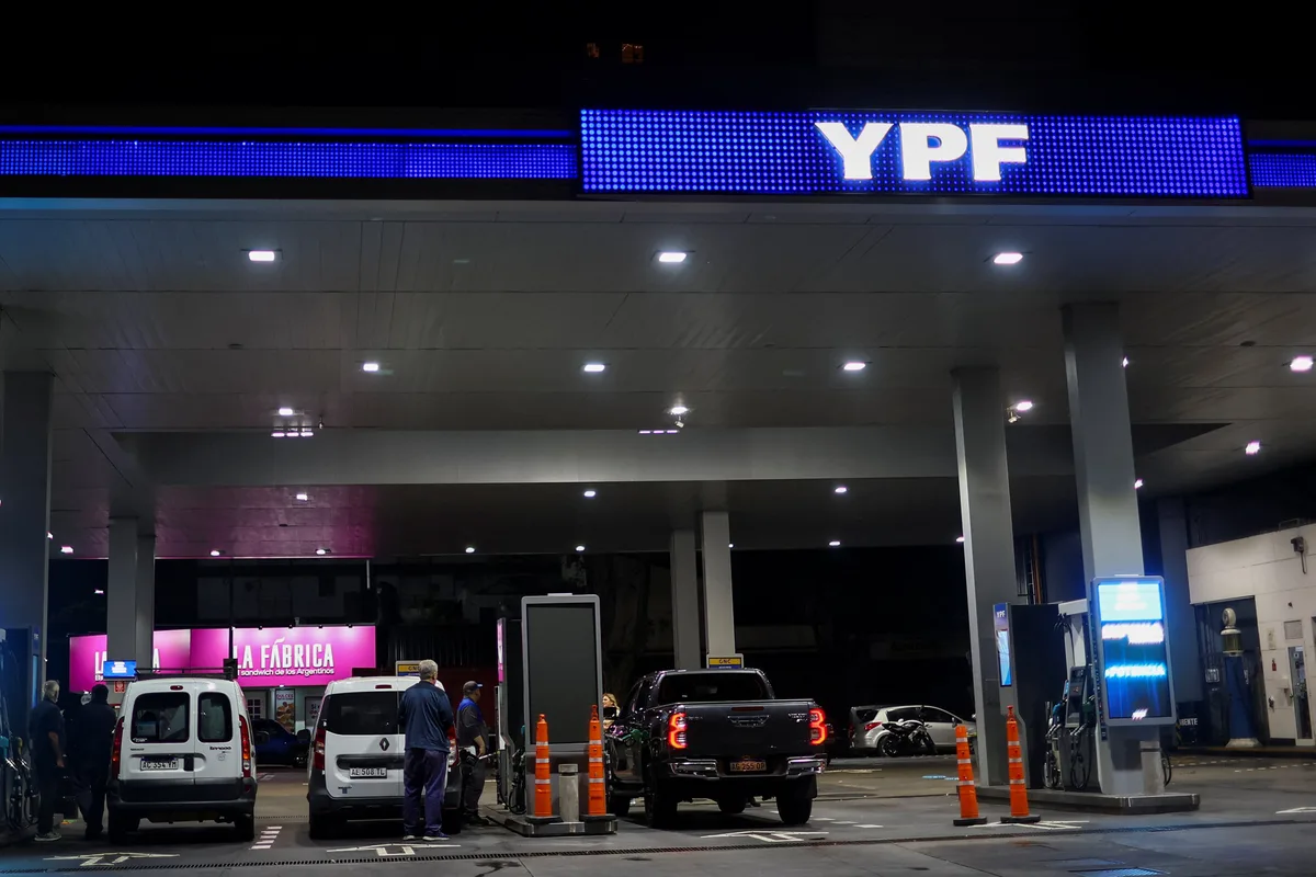 El barril de petróleo se disparó 27% en tres semanas: qué va a pasar con los precios de la nafta en la Argentina
