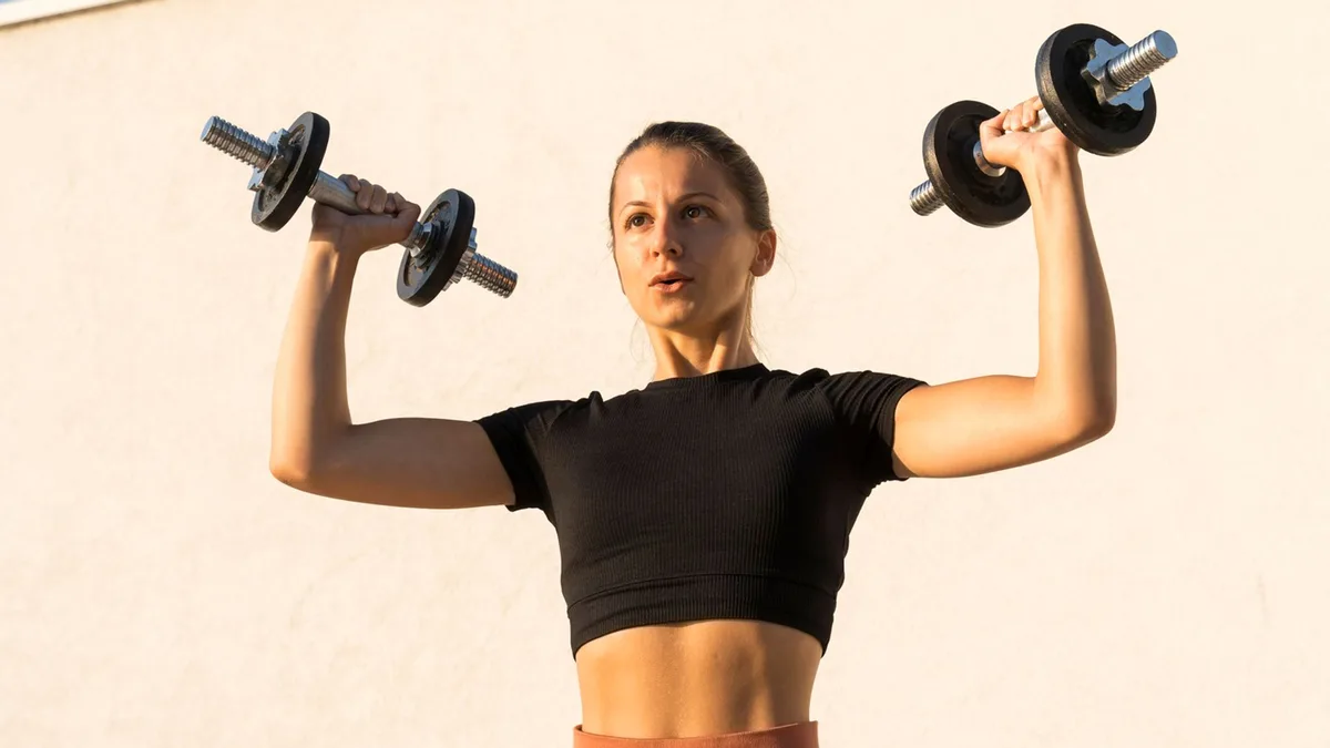 Jumping jacks con mancuernas y banda de resistencia, el ejercicio que tonifica todo el cuerpo y acelera el metabolismo