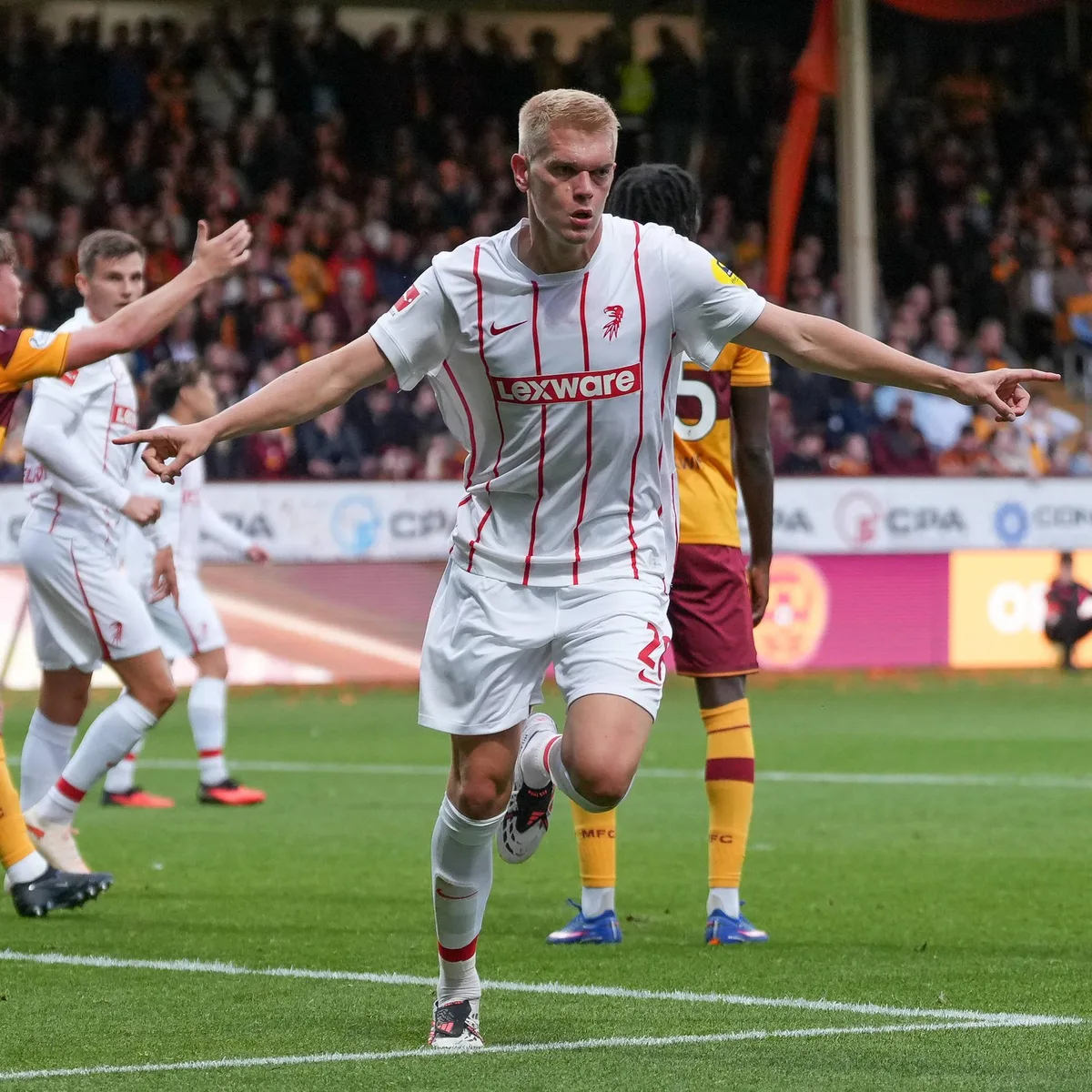 Fußball-Conference-League - Freiburg gewinnt Hinspiel in Motherwell