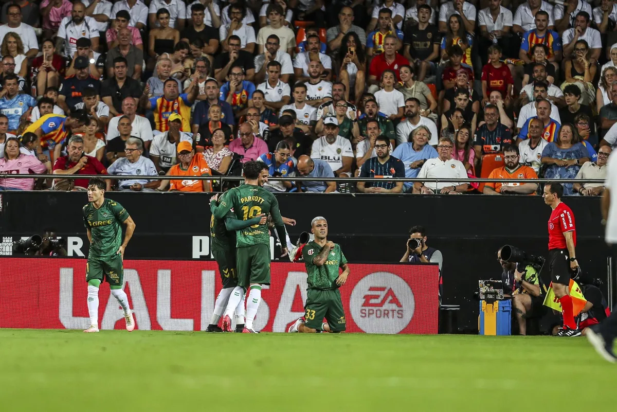 El Betis provoca otro enfado temprano de Mestalla
