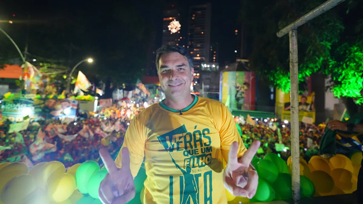 “Lula prepara tentativa de golpe com seu ministro comunista”, diz Flávio