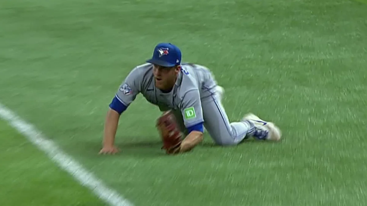 Blue Jays’ Straw hustles to make smooth sliding catch near foul line