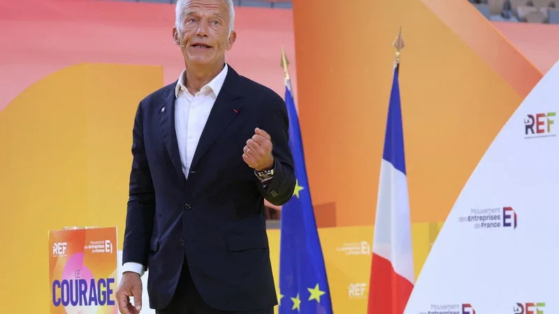 "Si l'étatisme était la solution, nous serions champions du monde!": arrivé poings en l'air, le patron du Medef accable les politiques et les "prophètes de malheur" à la REF