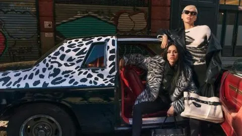 Amelia Gray e Iris Law conquistan Nueva York con los looks gemelos de DKNY para Otoño 2026