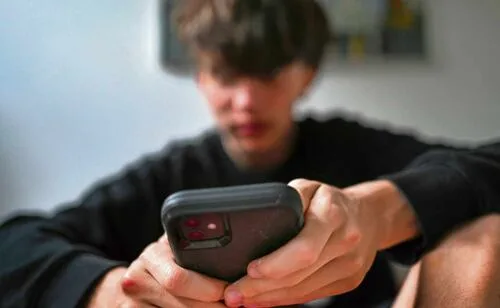 California prohíbe algoritmos y funciones adictivas en redes sociales para menores; arrecia lucha contra chatbots de IA