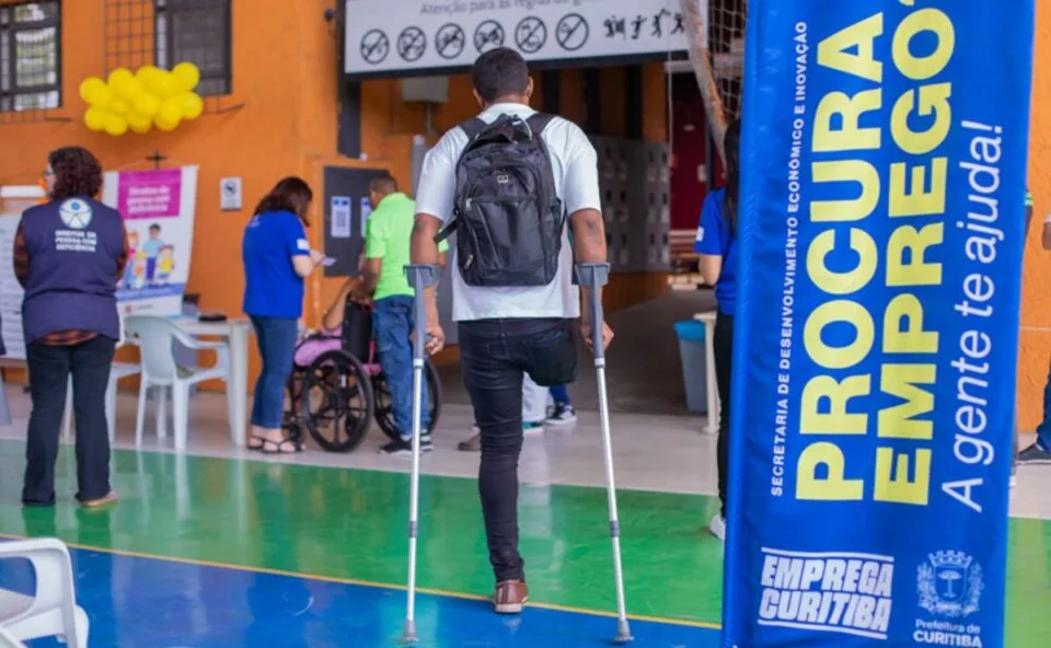 Feira de empregos para pessoas com deficiência oferece quase mil vagas e serviços gratuitos em Curitiba