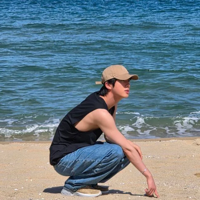 BTS 진, 바닷가서 깜짝 노출한 '성난 근육'..."이렇게 탄탄했어?"