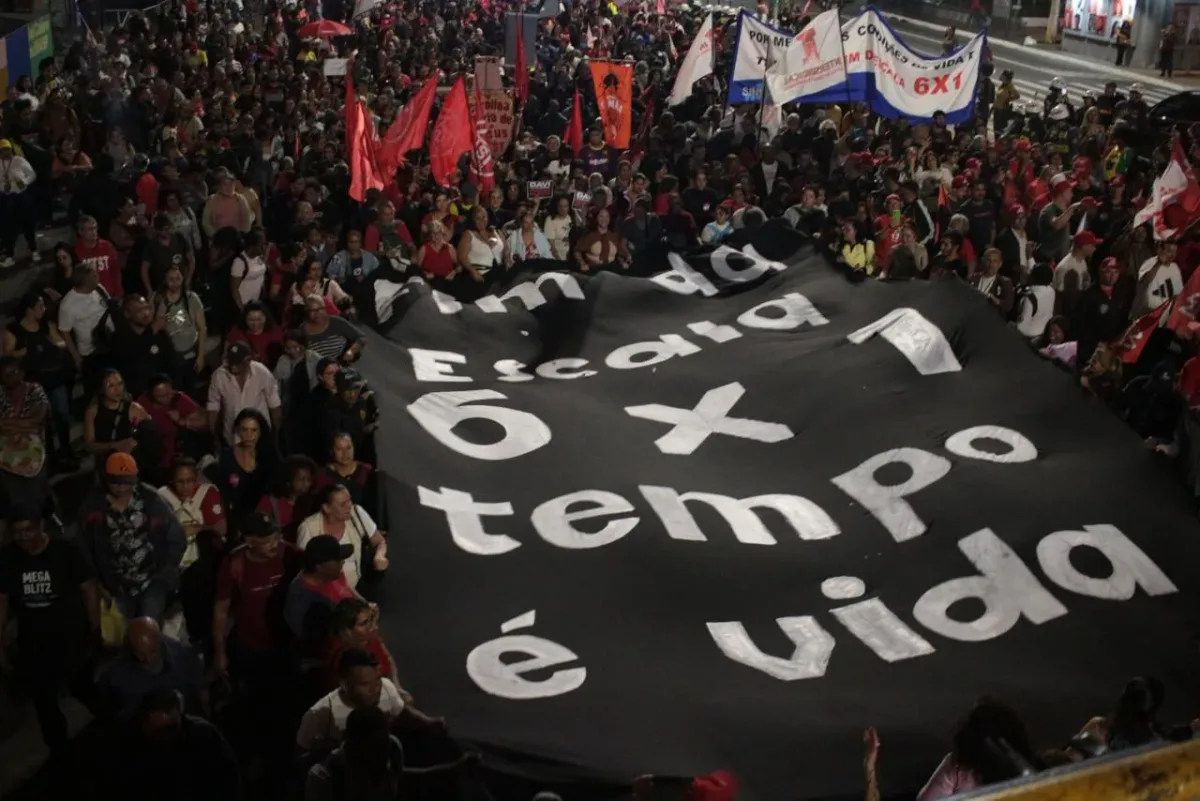 Articulação política, pressão social e cálculo eleitoral explicam movimento de Alcolumbre, diz cientista política