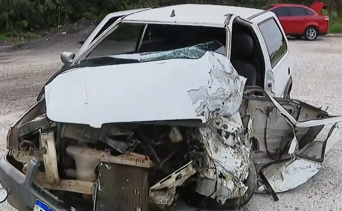 Motorista fica preso às ferragens após carro ser destruído em acidente com caminhão no Contorno Norte